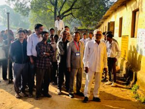 2-300x225 कलेक्टर एवं एसपी ने किया मतदान