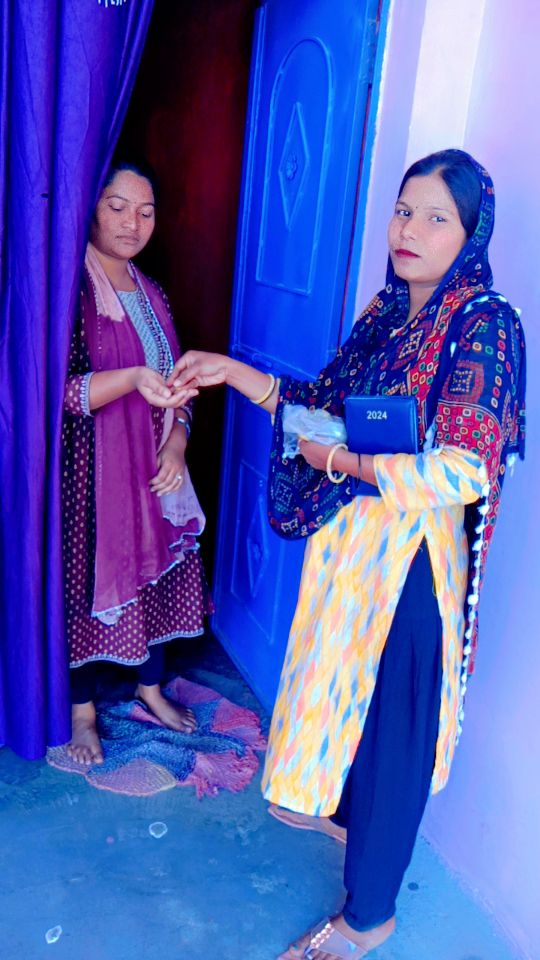 IMG-20240504-WA0006 *पीला चावल देकर मतदाताओं को दे रहे निमंत्रण*