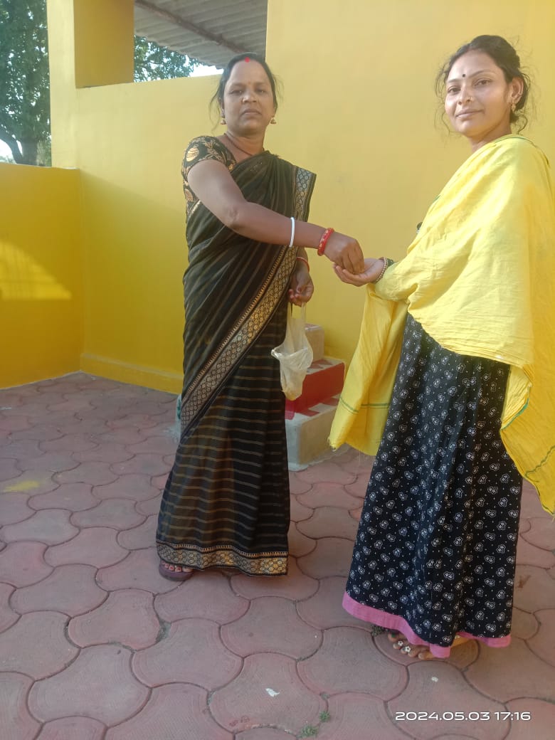 IMG-20240504-WA0007 *पीला चावल देकर मतदाताओं को दे रहे निमंत्रण*