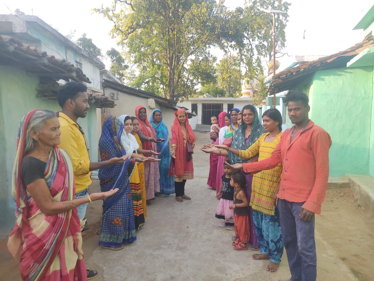 IMG-20240504-WA0008 *पीला चावल देकर मतदाताओं को दे रहे निमंत्रण*