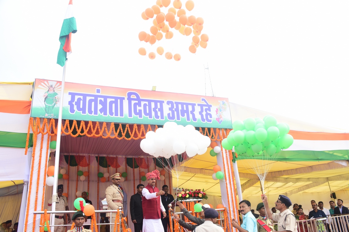 IMG-20240815-WA0044 केंद्रीय राज्यमंत्री तोखन साहू ने ध्वजारोहण कर ली परेड की सलामी।