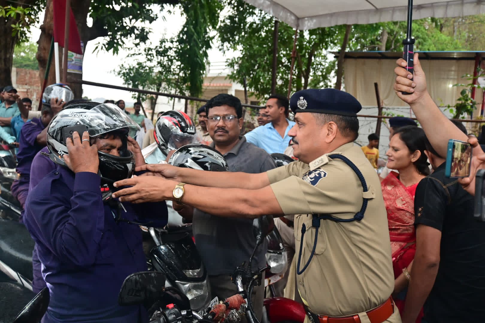IMG-20250504-WA0005-1 दुर्घटनाओं की रोकथाम हेतु कोरिया पुलिस द्वारा 250 नग हेलमेट का किया गया नि:शुल्क वितरण।