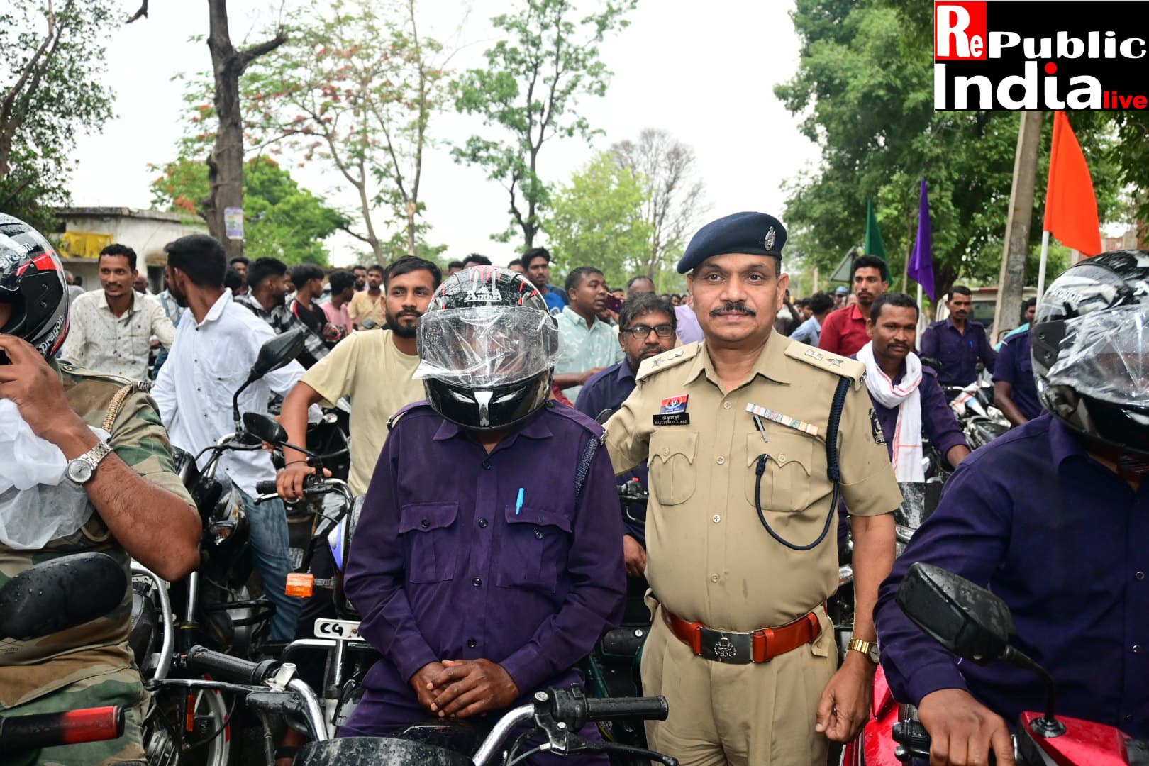 Picsart_25-05-04_00-39-21-795 दुर्घटनाओं की रोकथाम हेतु कोरिया पुलिस द्वारा 250 नग हेलमेट का किया गया नि:शुल्क वितरण।